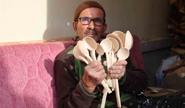 Depremzede Ahmet Dede Yeni Evinde Tahta Kaşık Üretimine Devam Ediyor