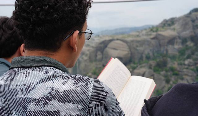 Ali Kayası Manzarasında Kitap Okudular