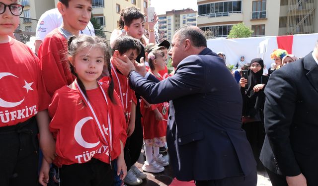 En anlamlı 23 Nisan Şenliği, Down sendromlu öğrencilerden