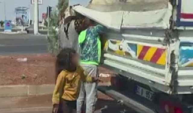 Kırmızı ışıkta duran kamyonetten biber çaldılar