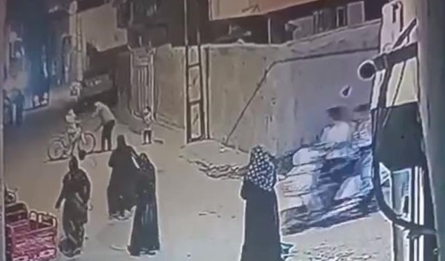 Mahalleli çocukları saldırganın elinden kurtardı