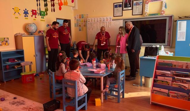 Çocukların yüzü ultrAslan’la güldü!