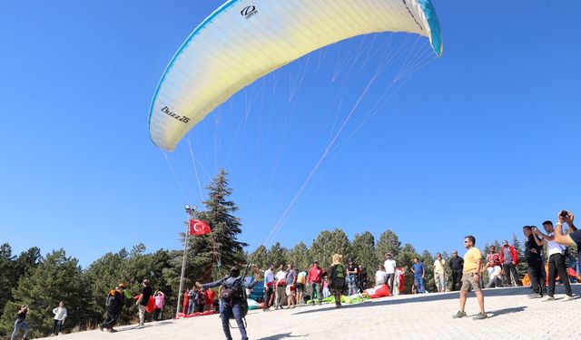 Dulkadiroğlu'nda yamaç paraşütü şöleni