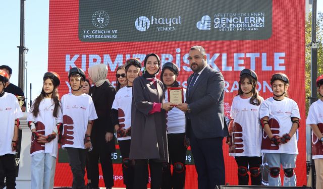 Depremzede Çocuklara Umut Olan Projeye Destek Mesut Şahinkanat’a Anlamlı Plaket