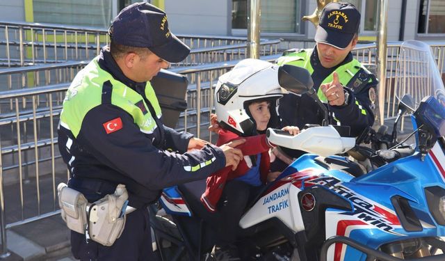Miniklere trafik eğitimi sürücülere uyarı: Jandarma sahada!