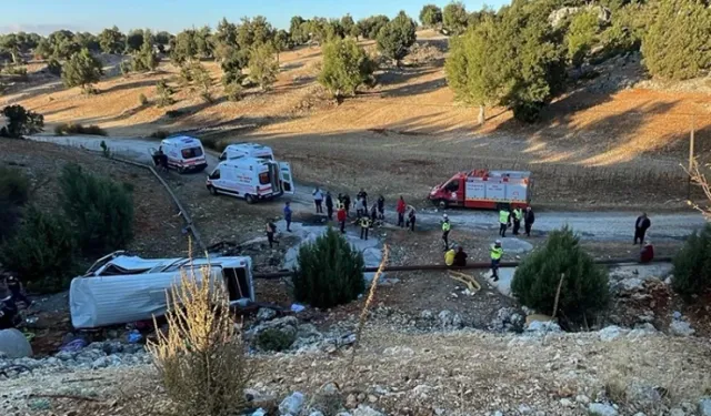 Tarım işçilerini taşıyan minibüs şarampole uçtu 5 ölü 14 yaralı