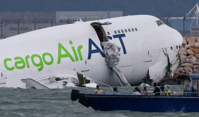 Türk şirketine ait kargo uçağı pistten çıktı denize sürüklendi: 2 ölü