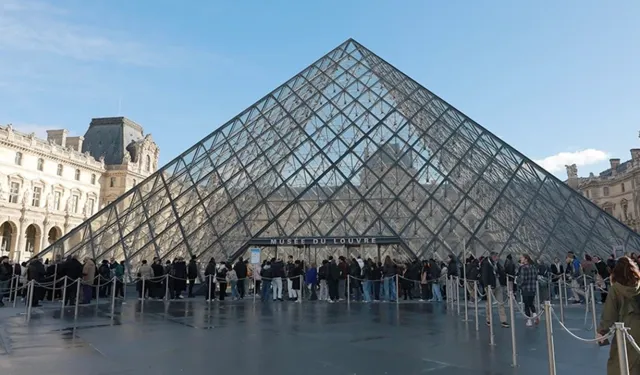 Paris'te dünyaca ünlü Louvre Müzesi'nde tarihi mücevherler çalındı