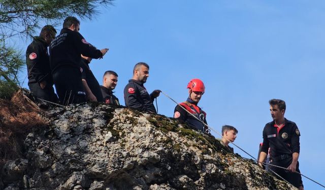 Kahramanmaraş'ta sarp kayalıklarda mahsur kalan keçi kurtarıldı
