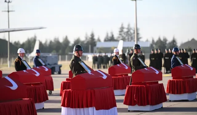 20 şehidimiz için için Mürted Komutanlığı'nda tören düzenlendi