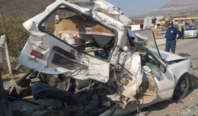 Tır, ışıkta bekleyen 5 aracı biçti