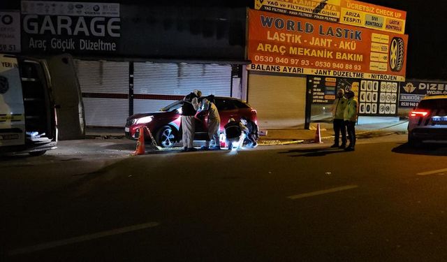 Büyükçekmece'de seyir halindeki otomobilin içinde silahlı kavga: 2 öl* 1 ağır yaralı