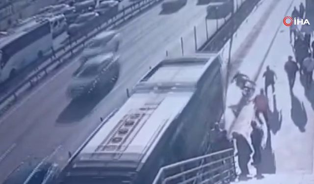 Metrobüs engelli yolcuya çarptı, yaşlı adam hayatını kaybetti: O anlar kamerada