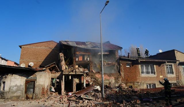 Erzurum’da doğalgaz patlaması: 2 ev çöktü, 1 yaralı