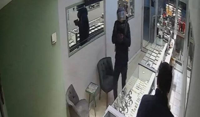 Ordu’daki kuyumcu soygunu anbean kamerada