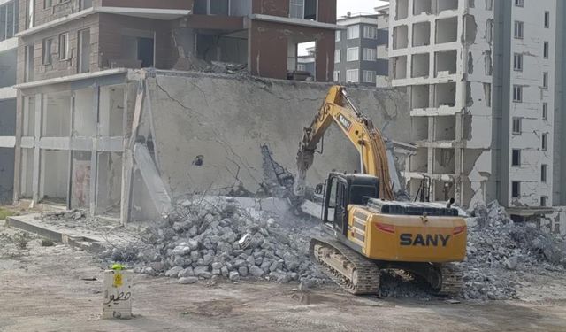 Kahramanmaraş'ta ağır hasarlı binaların yıkımında sona gelindi