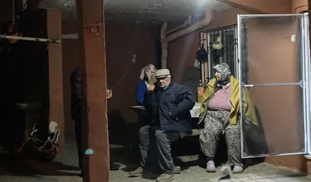 Balıkesir Sındırgı'da sabaha karşı peş peşe 4 deprem oldu! Halk sokaklara döküldü