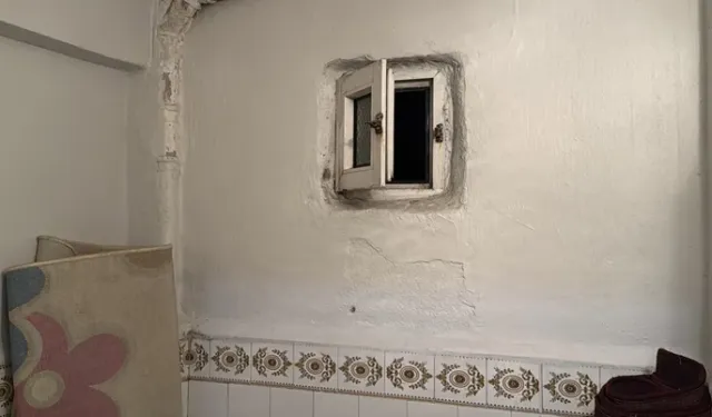 Yeni doğan bebeğini poşetle havalandırma boşluğuna attı!