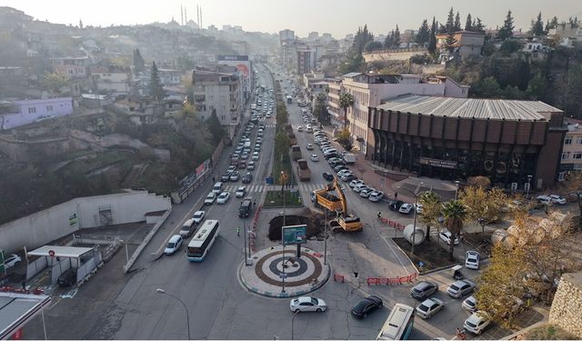 Mehmet Akif Ersoy Kültür Merkezi önünde trafik akışı değişti