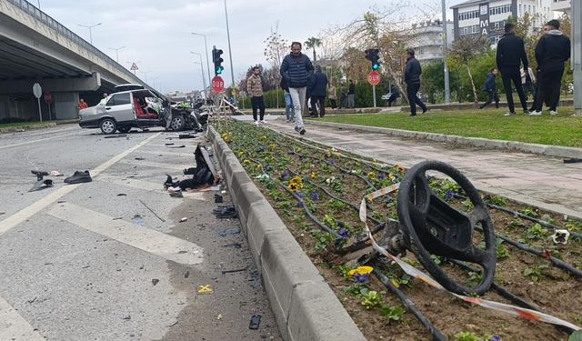 Ambulansa yol verme kazasında TOFAŞ parçalandı