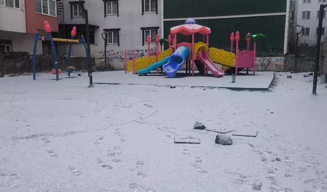 Kars’a mevsimin ilk karı düştü