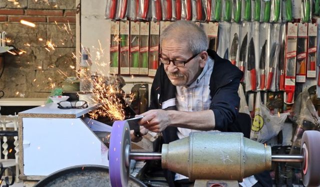 Antalya’da bıçak bileme ustası mesleğini yaşatıyor, 50-60 bin liraya çırak bulamıyor