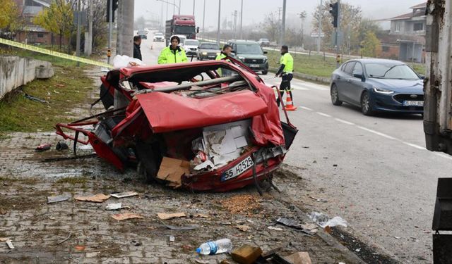 Kamyonun çarptığı Tofaş kağıt gibi katlandı: 4 yaralı