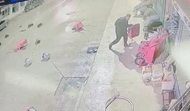 Çorum’da akılalmaz olay! Eline ne geçtiyse yola fırlattı