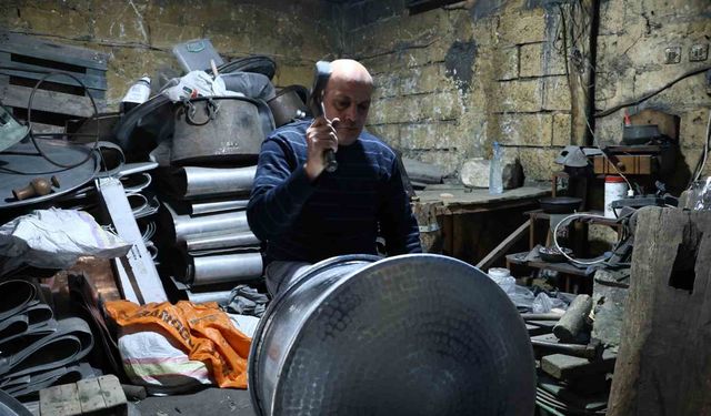 Gençler yok, ustalar var! Bakırcılar Çarşısı ayakta kalma mücadelesi veriyor