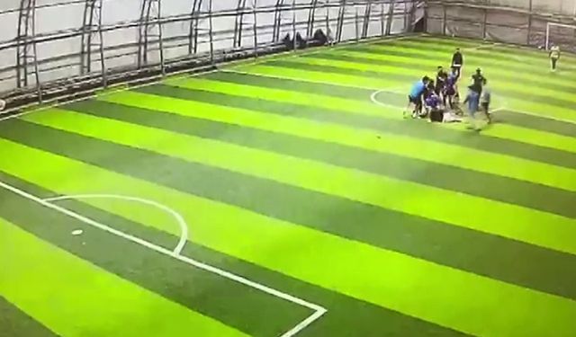 Halı sahadaki tekme tokatlı kavga anbean kameraya yansıdı!