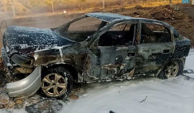 Alev alev yanan otomobil hurdaya döndü