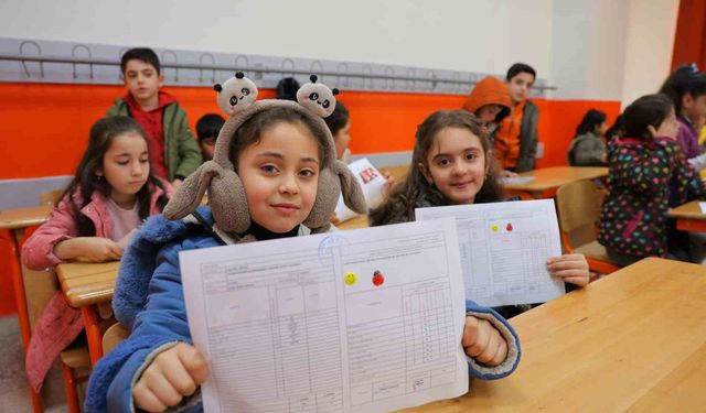 Kahramanmaraş'ta karne heyecanı! i Haydar Aliyev İlkokulu’nda karneler verildi