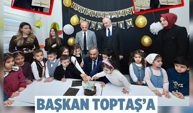 Başkan Toptaş’a en anlamlı kutlama minik öğrencilerden geldi