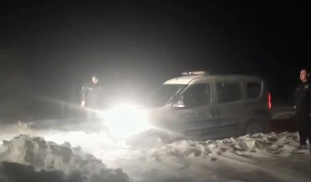 Tipi bastırdı, Yol kapandı: Polis ekipleri iş makineleriyle kurtarıldı