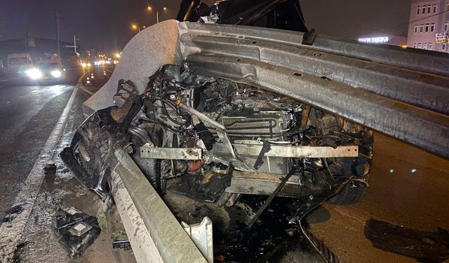 Otomobil Bariyere Saplandı: Hurdaya Döndü