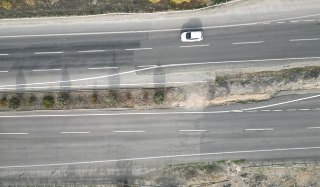 Kahramanmaraş’ta deprem izleri yollarda görülüyor