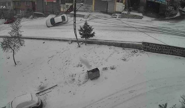 Gaziantep'te karda direksiyon hakimiyeti kaybolan araç devrildi!