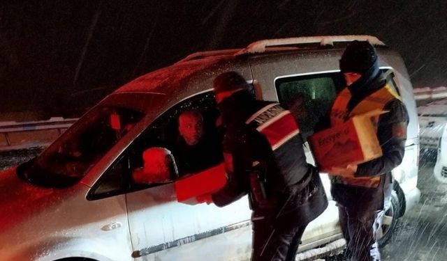 Kahramanmaraş'ta mahsur kalan vatandaşlara yiyecek ve içecek ikramı