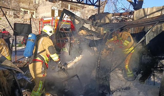Kahramanmaraş’ta konteyner çarşı yangını! 3 konteyner, 3 araç kül oldu