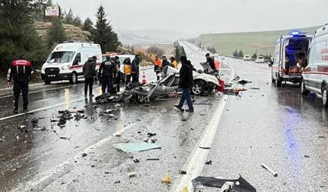 Otobüs ve otomobil kafa kafaya girdi otoyol can pazarına döndü