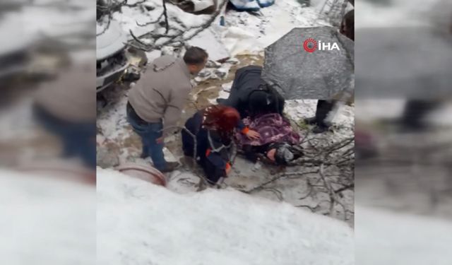 İstanbul'da karla kaplı yolda dehşet anları! Araç bahçeye savruldu