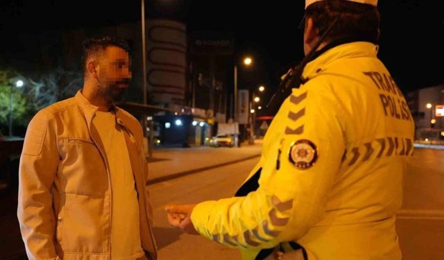 Denizli'de alkollü sürücü polisten ’babalık’ yapmasını, gazetecinin şarjının bitmesini diledi