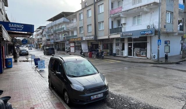 Direksiyonda fenalaştı, kaldırıma çıktı: O anlar kamerada