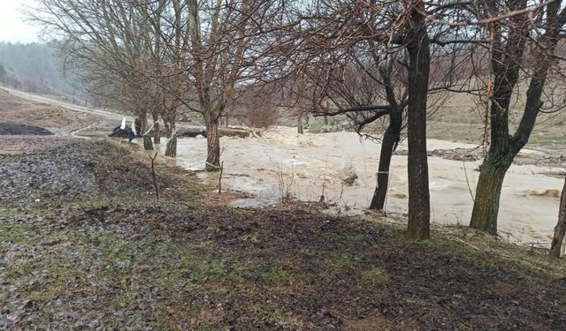 Ekinözü’nde sağanak yolu yine sular altında bıraktı