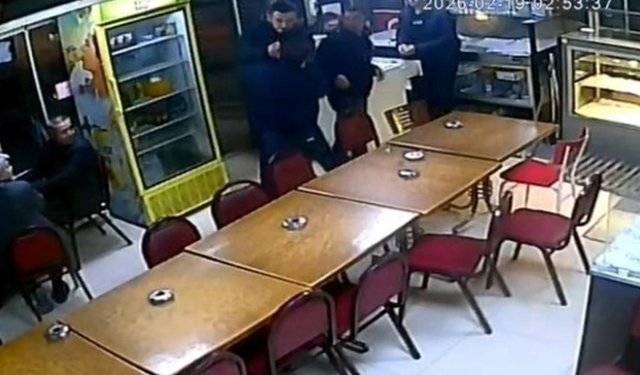 Kütahya’da çay evinde kanlı hesaplaşma kamerada! 1 ağır yaralı