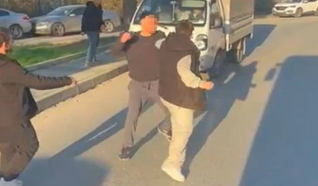 İstanbul’da yumruklu kavga kamerada, cadde adeta boks ringine döndü!