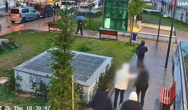 İstanbul’da metro çıkışında yardım etmek isteyenç genç, 6 yerinden bıçaklandı