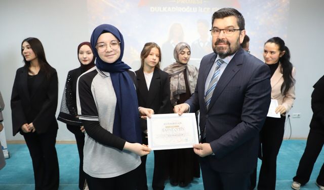 Dulkadiroğlu’nda gençler konuştu, Salon ayakta alkışladı