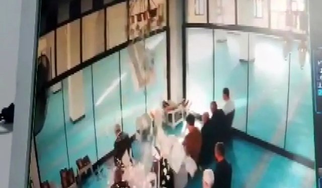 Şanlıurfa’da caminin tavan alçısı cemaatin üstüne düştü