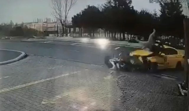 İstanbul'da taksi ile motosiklet kafa kafaya çarpıştı!